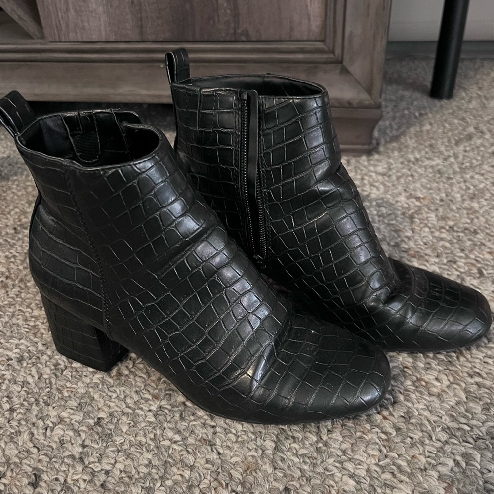 Black patterned booties